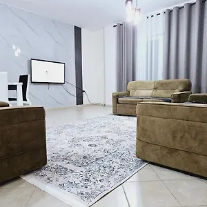 Appartamento New Bazaar Side Bliss 2 Bed Apt With Free Garage, Tirana